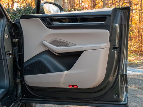 Used 2025 Porsche Macan Electric image 28