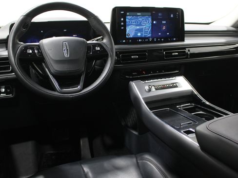 Used 2025 Lincoln Aviator AWD image 2