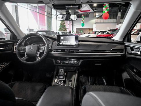 Used 2024 Mitsubishi Outlander ES image 25