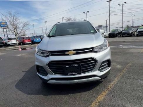 Used 2019 Chevrolet Trax LT w/ LT Convenience Package FWD image 3