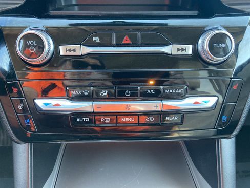 Used 2024 Ford Explorer Limited image 17