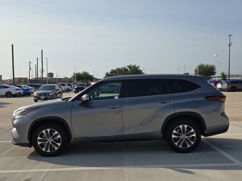 Used 2025 Toyota Highlander XLE FWD image 7