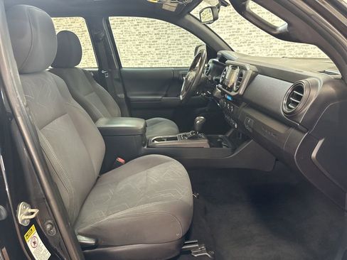 Used 2017 Toyota Tacoma TRD Off-Road image 11