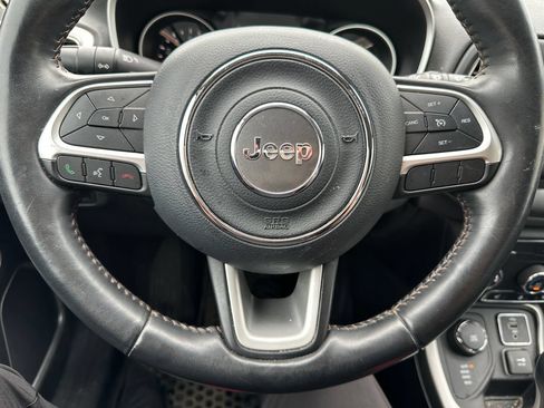 Used 2018 Jeep Compass Latitude w/ Cold Weather Group AWD/4WD image 3