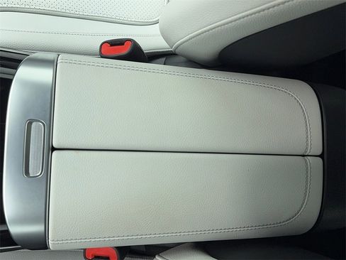 Used 2025 Mercedes-Benz GLC 300 4MATIC image 38