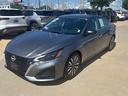 Used 2025 Nissan Altima 2.5 SV FWD image 3