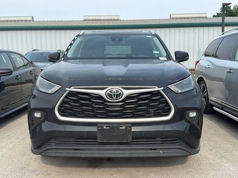 Used 2023 Toyota Highlander XLE FWD image 2