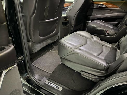 Used 2019 Cadillac Escalade Luxury image 14