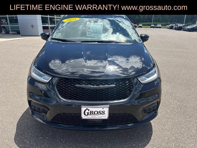 Used 2025 Chrysler Pacifica Limited FWD image 3