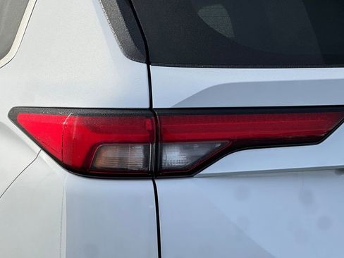 New 2025 Mitsubishi Outlander SE image 27