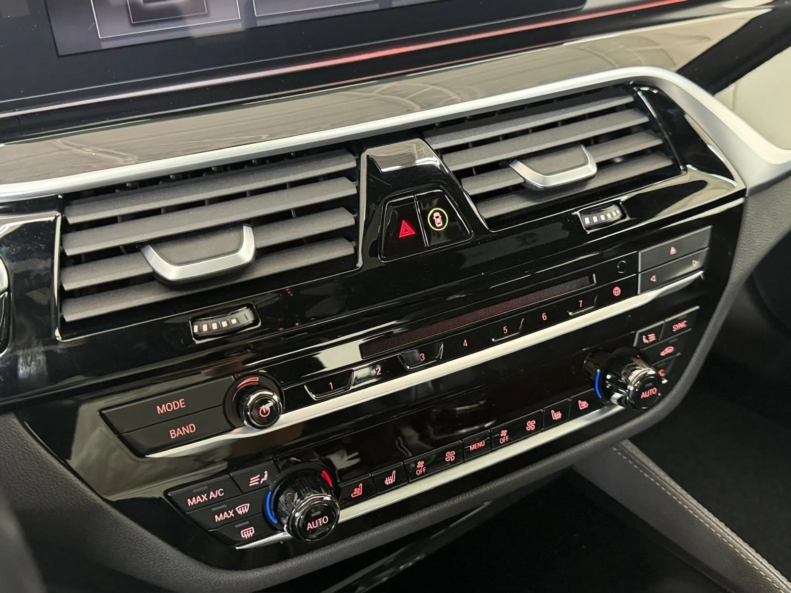 Used 2018 BMW M550i xDrive AWD/4WD image 25