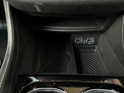 Used 2025 Chrysler Pacifica Limited FWD image 35