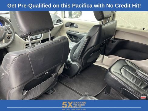 Used 2022 Chrysler Pacifica Touring-L image 19