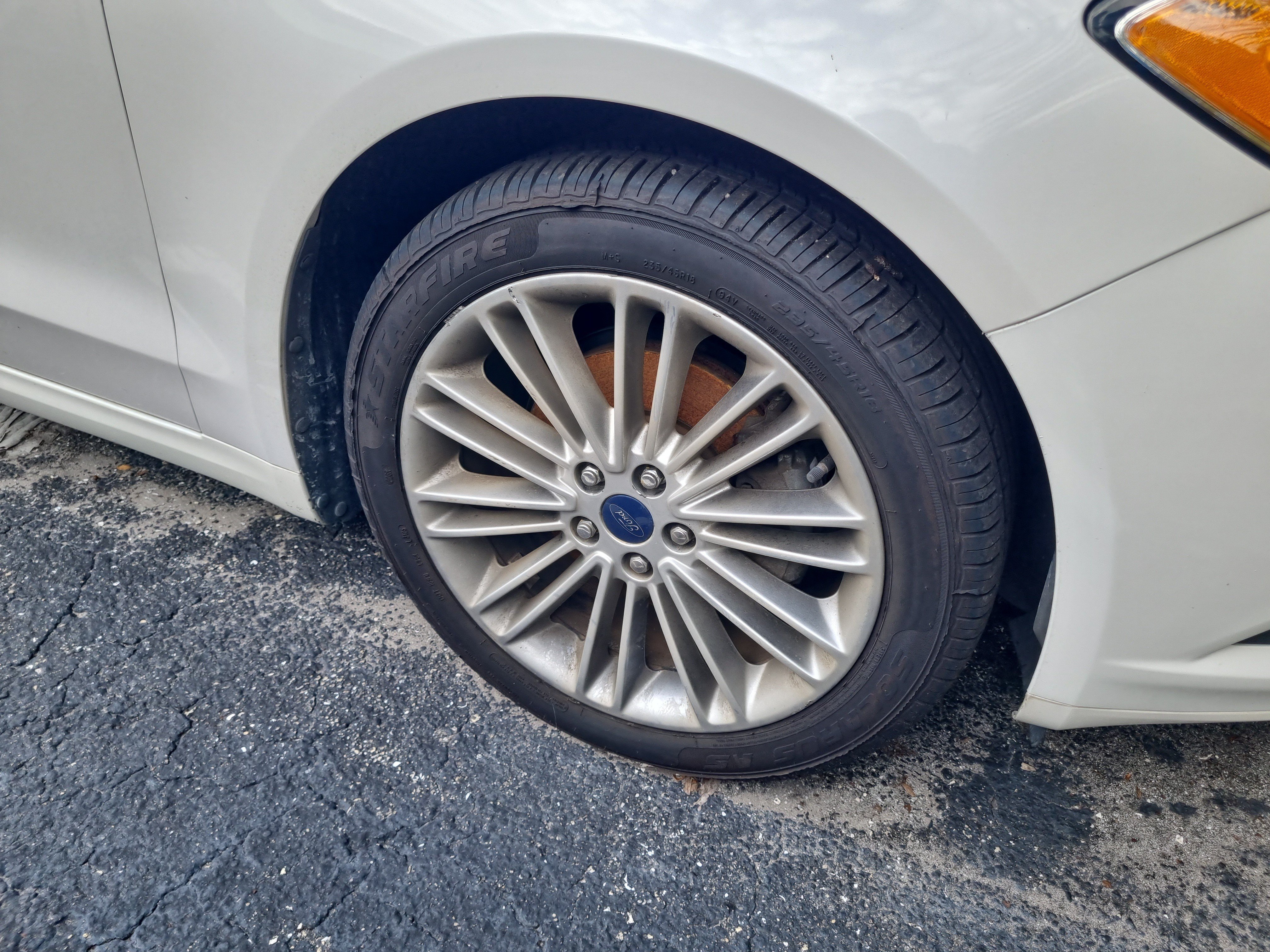Used 2014 Ford Fusion SE w/ Equipment Group 202A FWD image 2