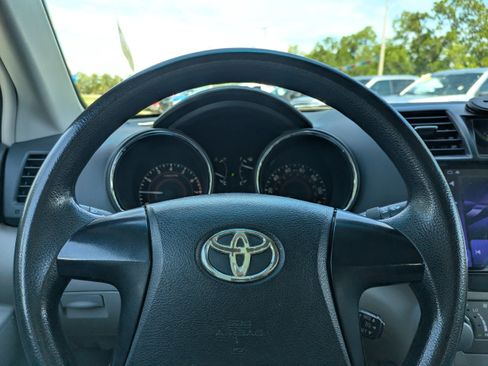 Used 2012 Toyota Highlander FWD w/ Cold Weather Pkg image 21
