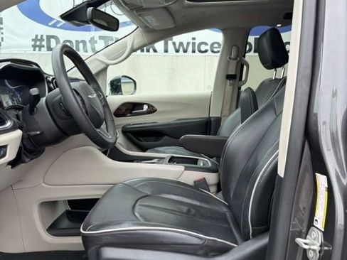 Used 2023 Chrysler Pacifica Limited FWD image 18