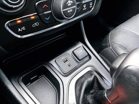 Used 2019 Jeep Cherokee Limited FWD image 23