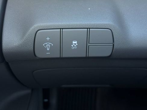 Used 2025 Hyundai Elantra SEL FWD image 28