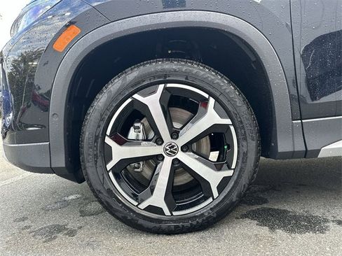 New 2025 Volkswagen Tiguan SE image 11