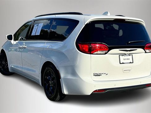 Used 2020 Chrysler Pacifica Touring-L w/ S Appearance Package image 5