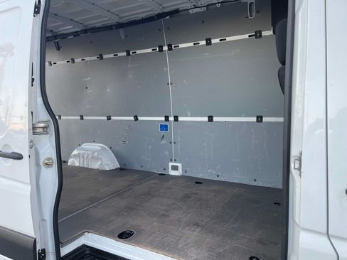 Used 2015 Freightliner Sprinter 2500 RWD image 13