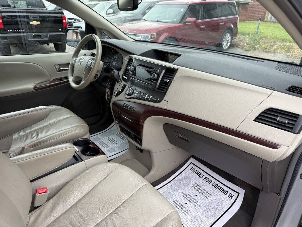 Used 2011 Toyota Sienna XLE w/ Entertainment Pkg FWD image 23
