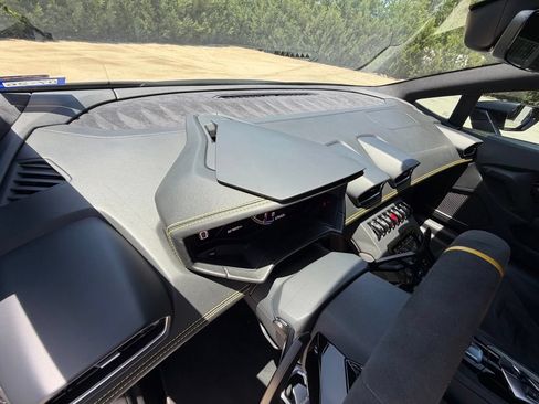 Used 2021 Lamborghini Huracan EVO RWD image 10