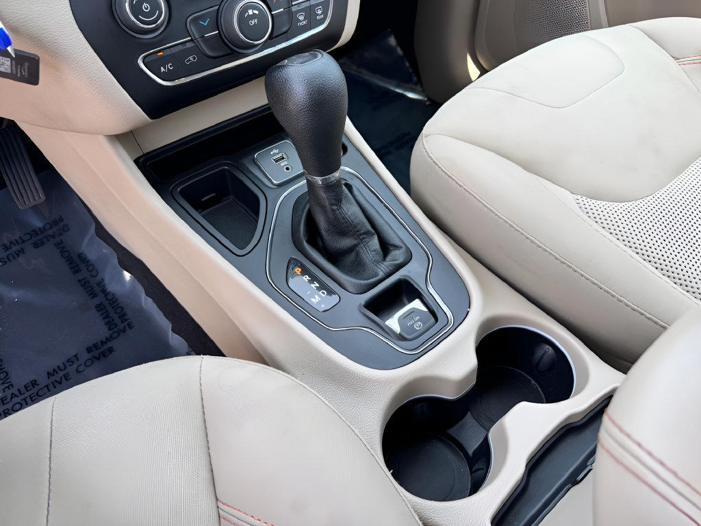 Used 2019 Jeep Cherokee Latitude w/ Popular Appearance Group FWD image 28