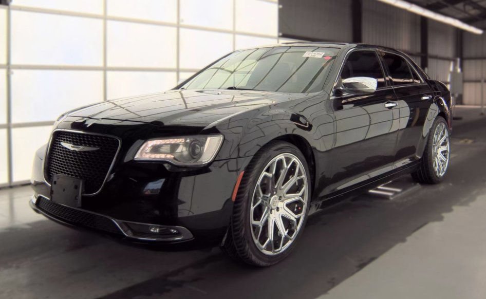 Used 2017 Chrysler 300 C RWD image 2