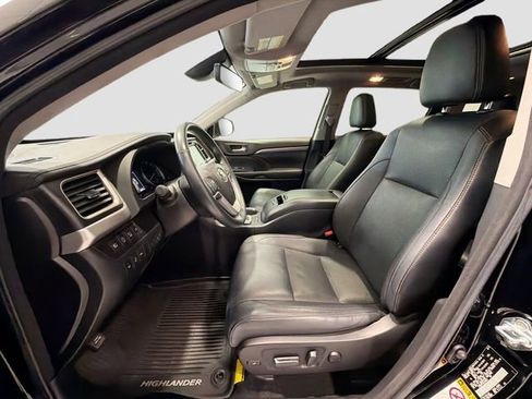 Certified 2017 Toyota Highlander Limited Platinum image 19