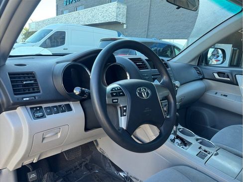 Used 2012 Toyota Highlander FWD w/ Tech Pkg image 21