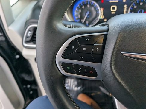 Used 2024 Chrysler Pacifica Touring-L image 11