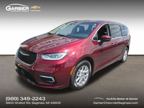 Used 2023 Chrysler Pacifica Touring-L FWD image 1