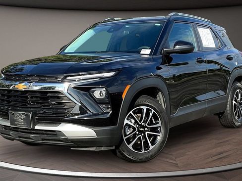 Used 2025 Chevrolet TrailBlazer LT AWD/4WD image 3