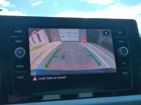 Used 2025 Volkswagen Jetta SE FWD image 18