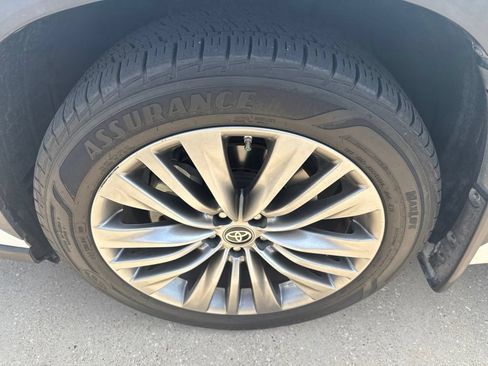 Used 2020 Toyota Highlander Platinum AWD/4WD image 2