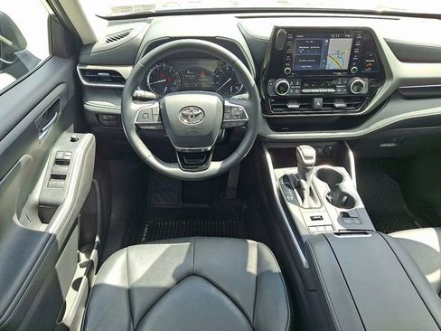 Used 2020 Toyota Highlander XLE AWD/4WD image 8
