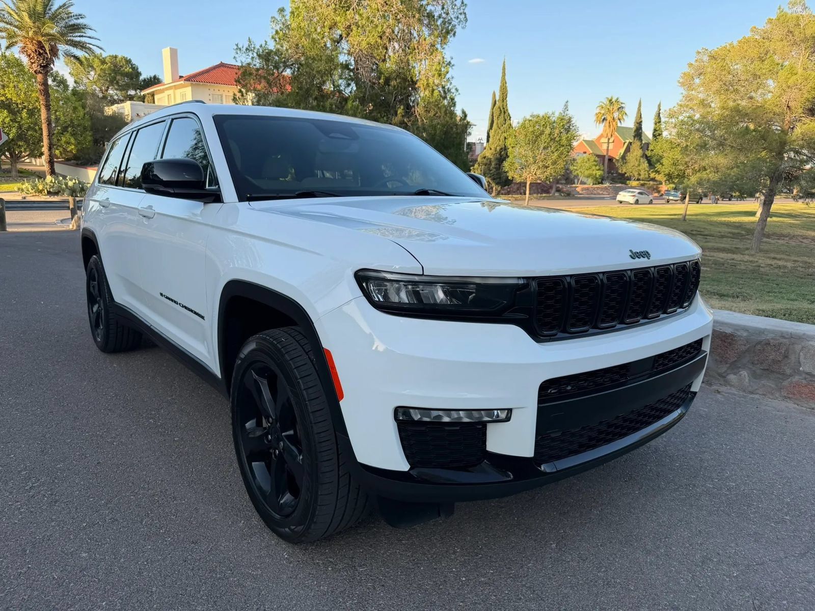 Used 2023 Jeep Grand Cherokee L Limited w/ Black Appearance Package AWD/4WD image 7