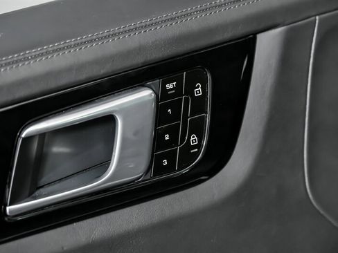 Used 2019 Porsche Cayenne Turbo image 19