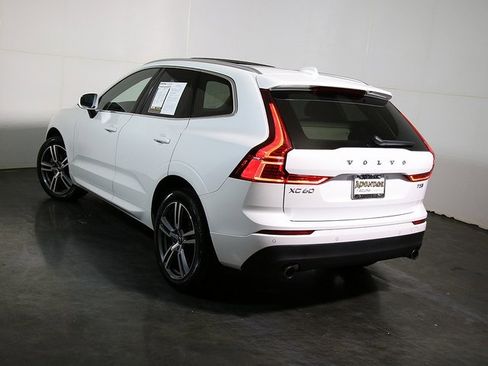 Used 2021 Volvo XC60 T5 Momentum w/ Protection Package image 2