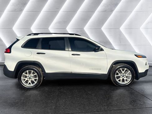 Used 2016 Jeep Cherokee Sport image 8