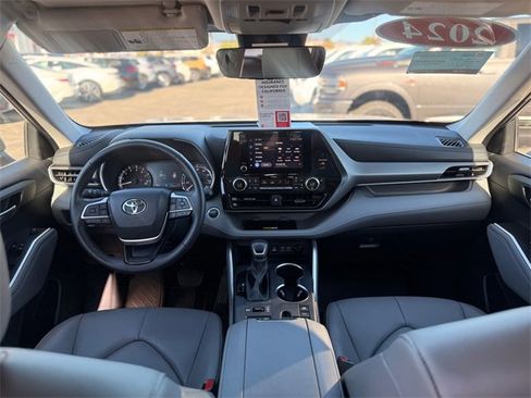 Used 2024 Toyota Highlander XLE image 18