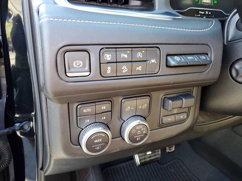 Used 2023 GMC Yukon Denali Ultimate image 11