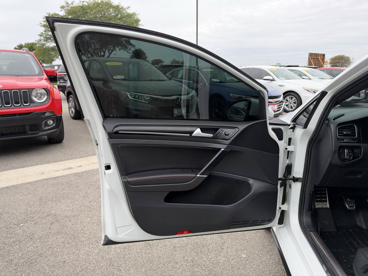 Used 2015 Volkswagen GTI SE w/ Lighting Package (SEL) FWD image 11