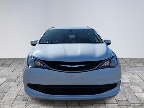 Used 2021 Chrysler Voyager Lxi image 2