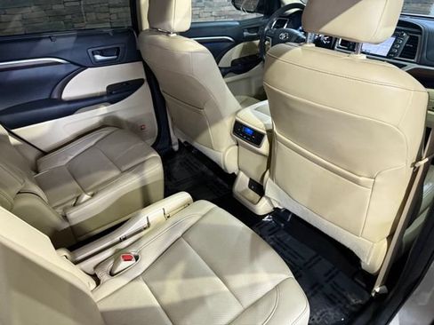 Used 2015 Toyota Highlander Limited w/ Driver Technology Package AWD/4WD image 32