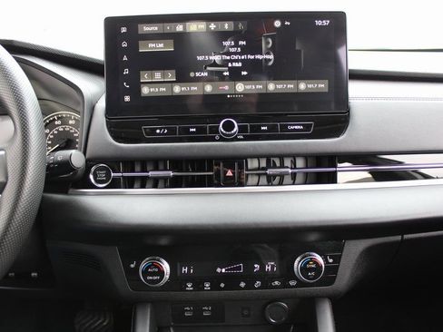 Used 2025 Mitsubishi Outlander SE image 15