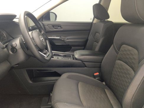 Used 2024 Nissan Pathfinder S FWD image 17