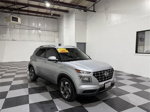 Used 2022 Hyundai Venue SEL image 2