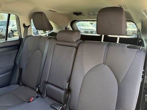 Used 2025 Toyota Highlander LE image 31
